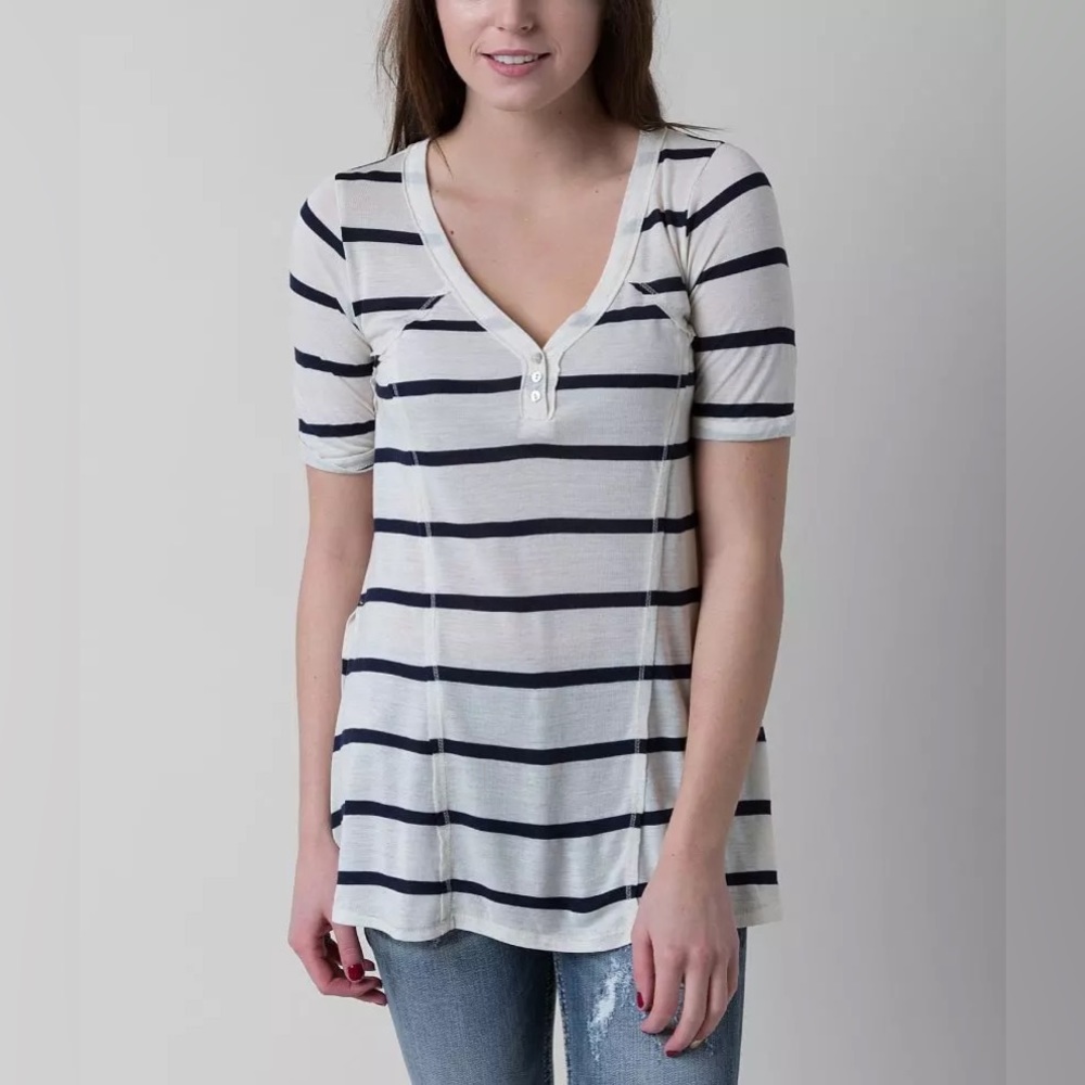 Joint V-neck tab stripe shirt